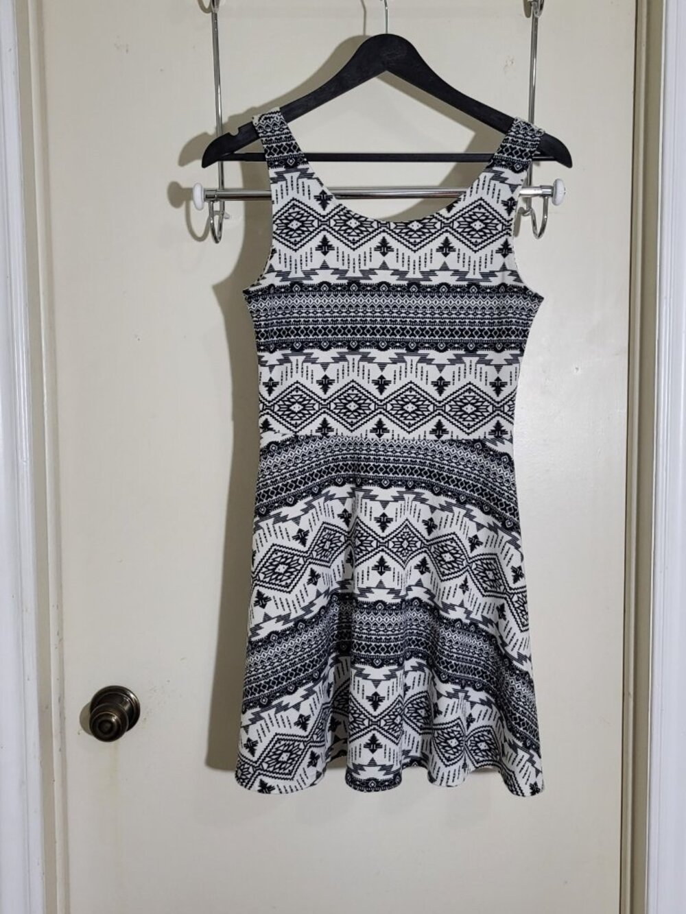 DIVIDED fit-and-flare style black-and-white geometric tribal-inspired Size 8 - Picture 5 of 14